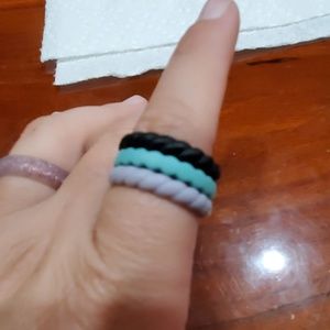 Women's stackable Qalo rings size 8